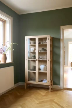 FDB Møbler A90 Boderne display case, 178 cm, lacquered oak