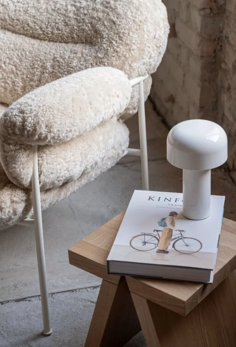 Fogia Bollo lounge chair, Mohawi sheepskin - black