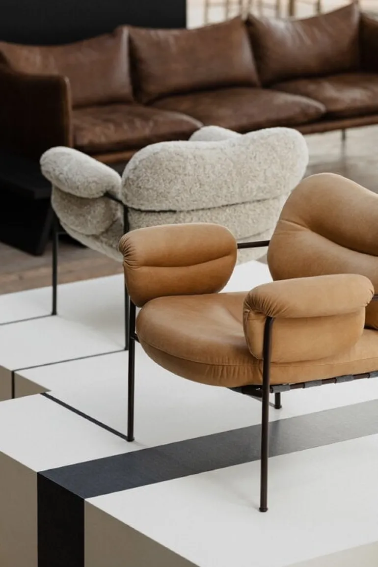 Fogia Bollo lounge chair, Mohawi sheepskin - black