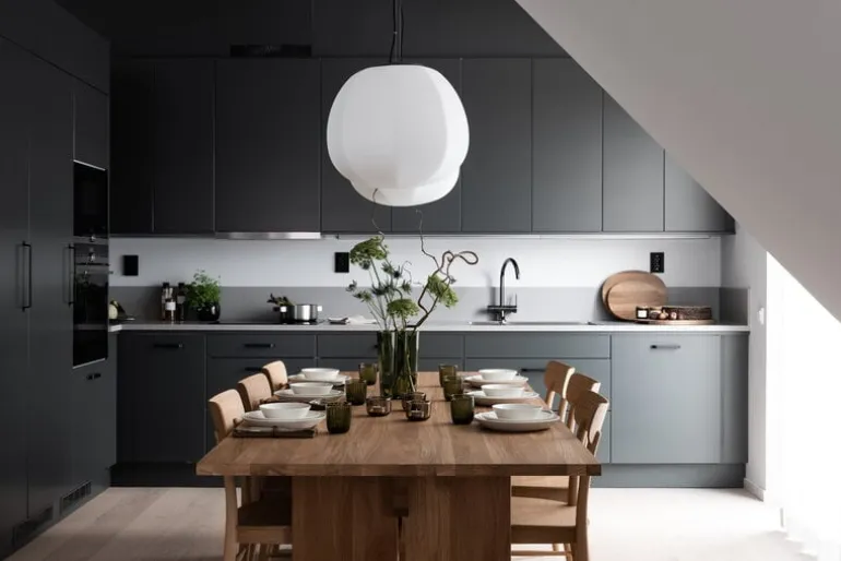 Fogia Figurine chair, lacquered oak