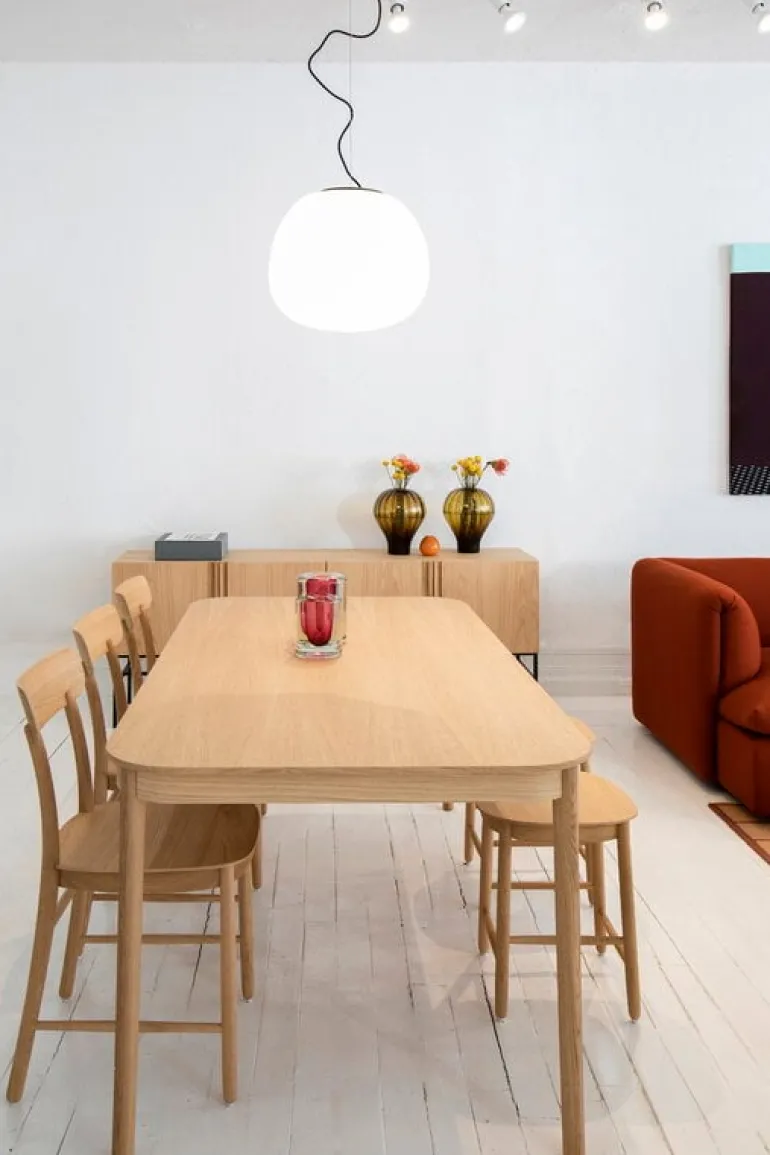 Fogia Figurine dining table, lacquered oak