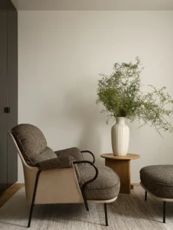 Fogia Lyra armchair, black steel - brown Kvadrat Safire 0001