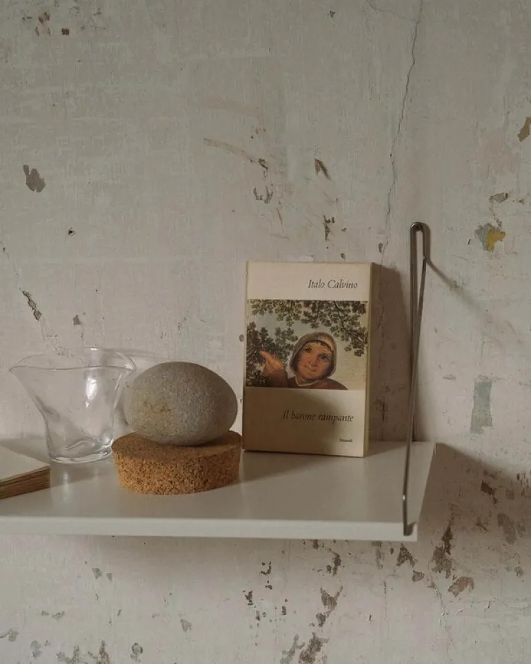 Frama D20 shelf, 40 cm, warm white steel