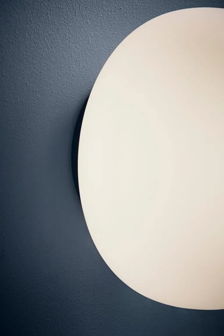 Frandsen Supernate wall lamp, 28 cm, white opal - black