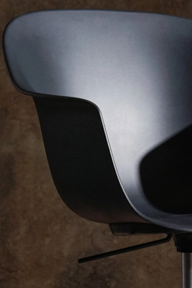 GUBI Bat meeting chair w/ castors, height-adjustable, black