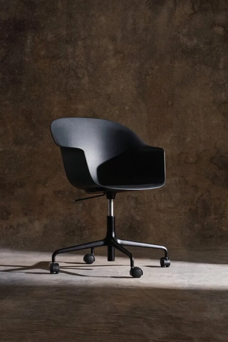 GUBI Bat meeting chair w/ castors, height-adjustable, black