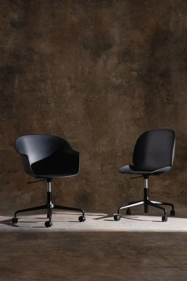 GUBI Bat meeting chair w/ castors, height-adjustable, black