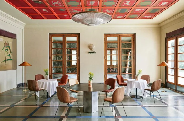 GUBI Beetle chair, black chrome - walnut - Flair Sp. FR 134