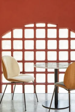 GUBI Beetle chair, black chrome - oak - Karakorum 001