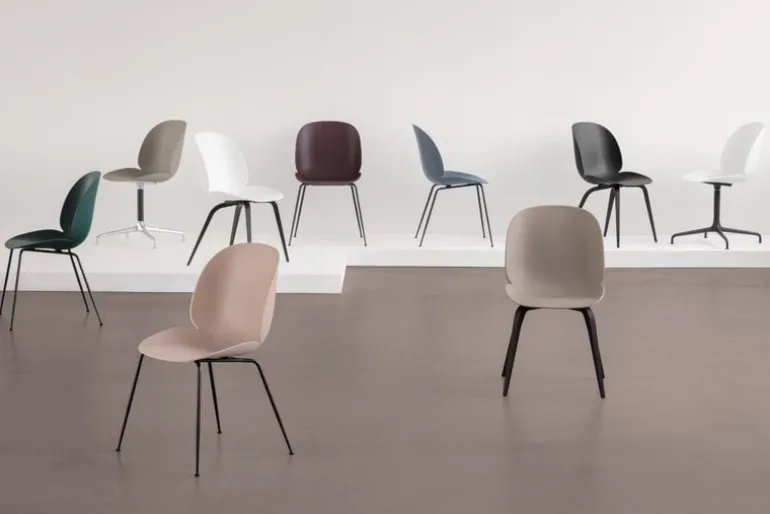 GUBI Beetle chair, matt black - amber brown