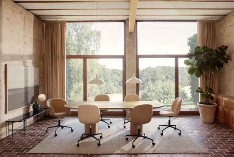 GUBI Beetle meeting chair w/ castors, height-adjust., Karakorum 003