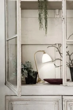 GUBI Bestlite BL2 table lamp, brass - bone china