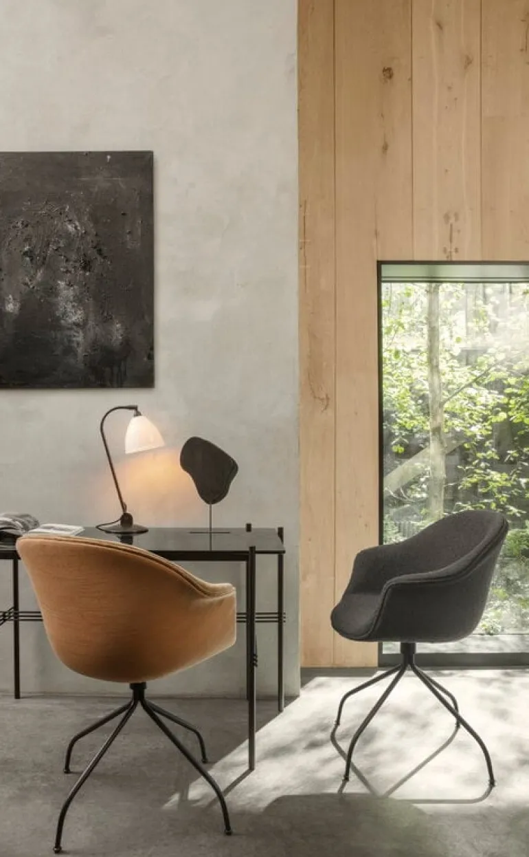 GUBI Bestlite BL2 table lamp, black brass - classic white