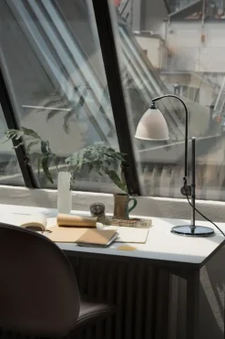 GUBI Bestlite BL1 table lamp, black brass - classic white