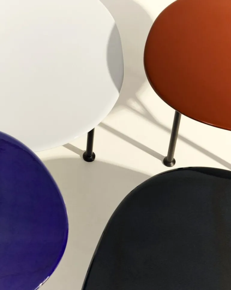 GUBI Carmel coffee table, 60 x 60 cm, black semi matt - pacific blue