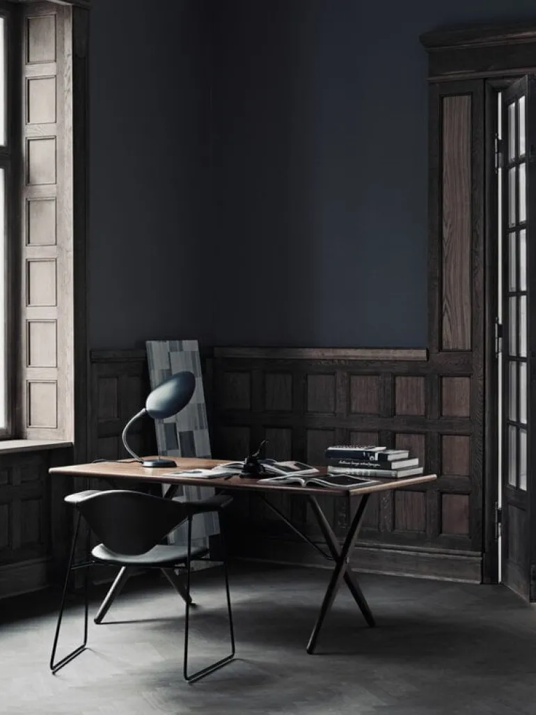 GUBI Cobra table lamp, black semi matt