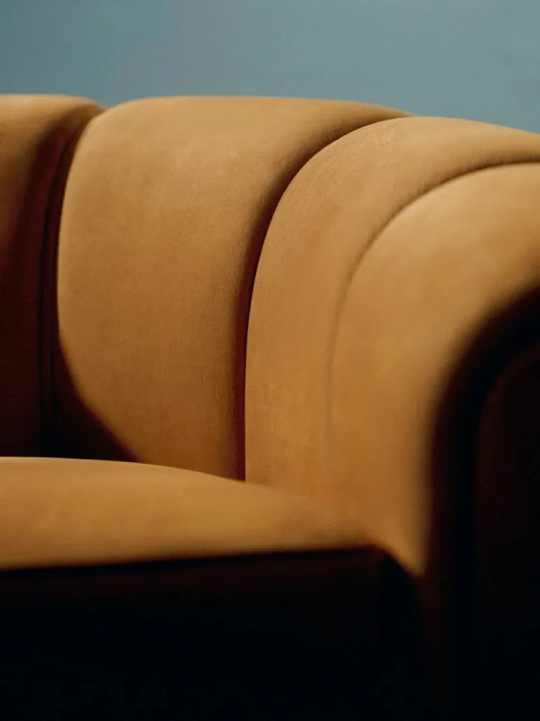 GUBI Croissant lounge chair, oiled oak - Chamois Cuoio 1708