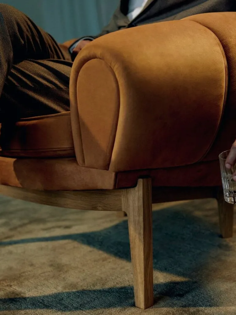 GUBI Croissant lounge chair, oiled oak - Chamois Cuoio 1708