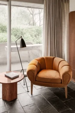 GUBI Croissant lounge chair, oiled oak - Chamois Cuoio 1708