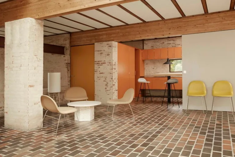 GUBI Epic coffee table, round, 110 cm, white travertine