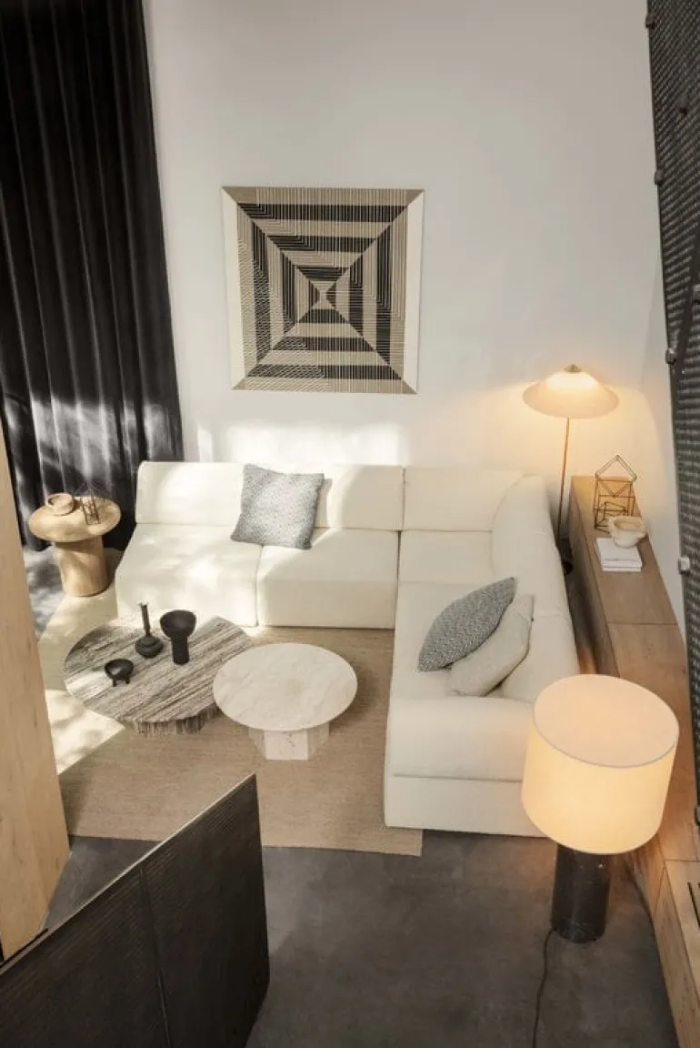 GUBI Epic coffee table, round, 80 cm, white travertine