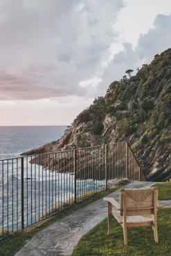 GUBI F-Chair Outdoor lounge chair, natural - teak