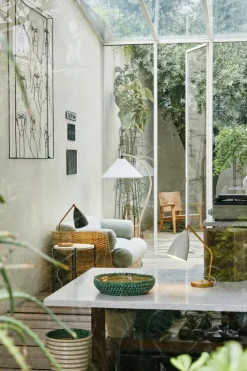 GUBI Gräshoppa table lamp, alabaster white, glossy