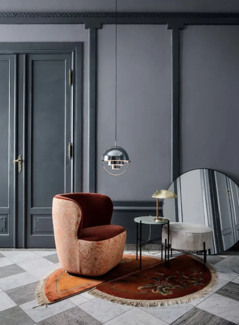 GUBI Gubi mirror, black brass