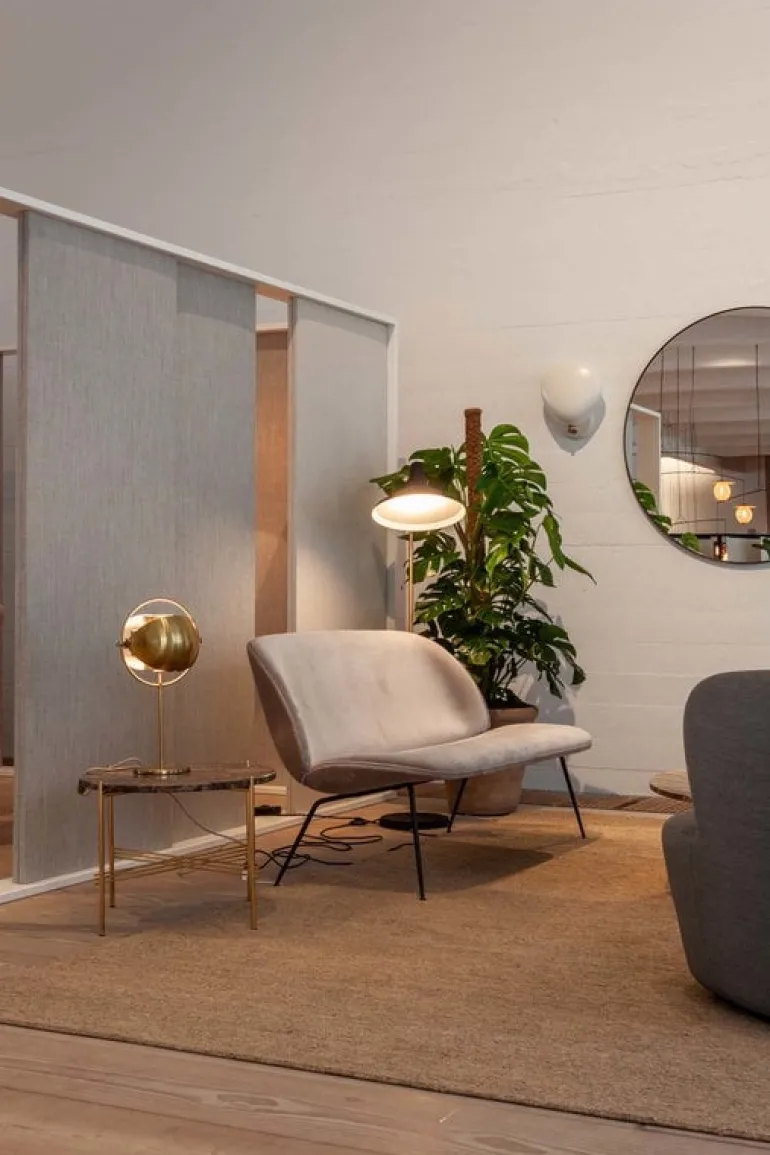 GUBI Gubi mirror, black brass