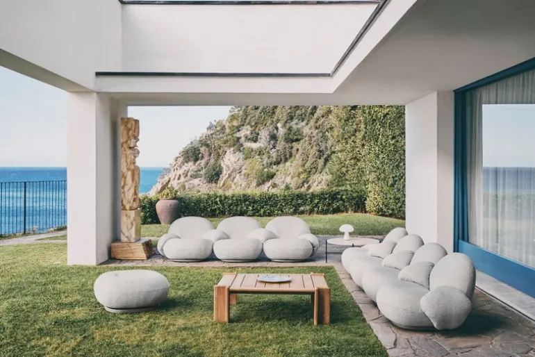 GUBI Obello portable table lamp, frosted glass