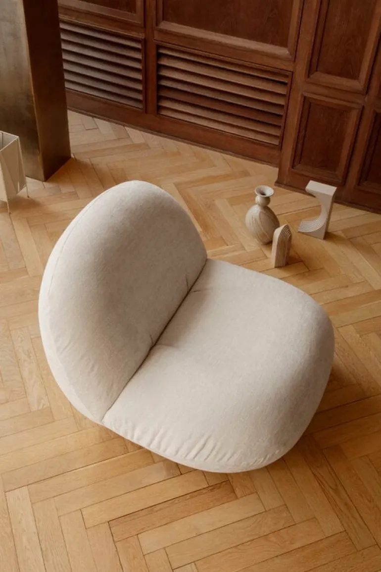 GUBI Pacha lounge chair, swivel base, Harp 24 - pearl gold