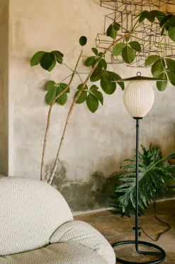 GUBI Satellite Outdoor floor lamp, black - cream white