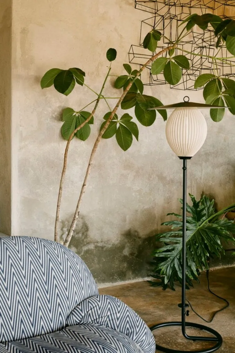 GUBI Satellite Outdoor floor lamp, black - cream white