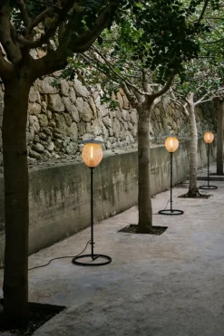 GUBI Satellite Outdoor floor lamp, black - cream white