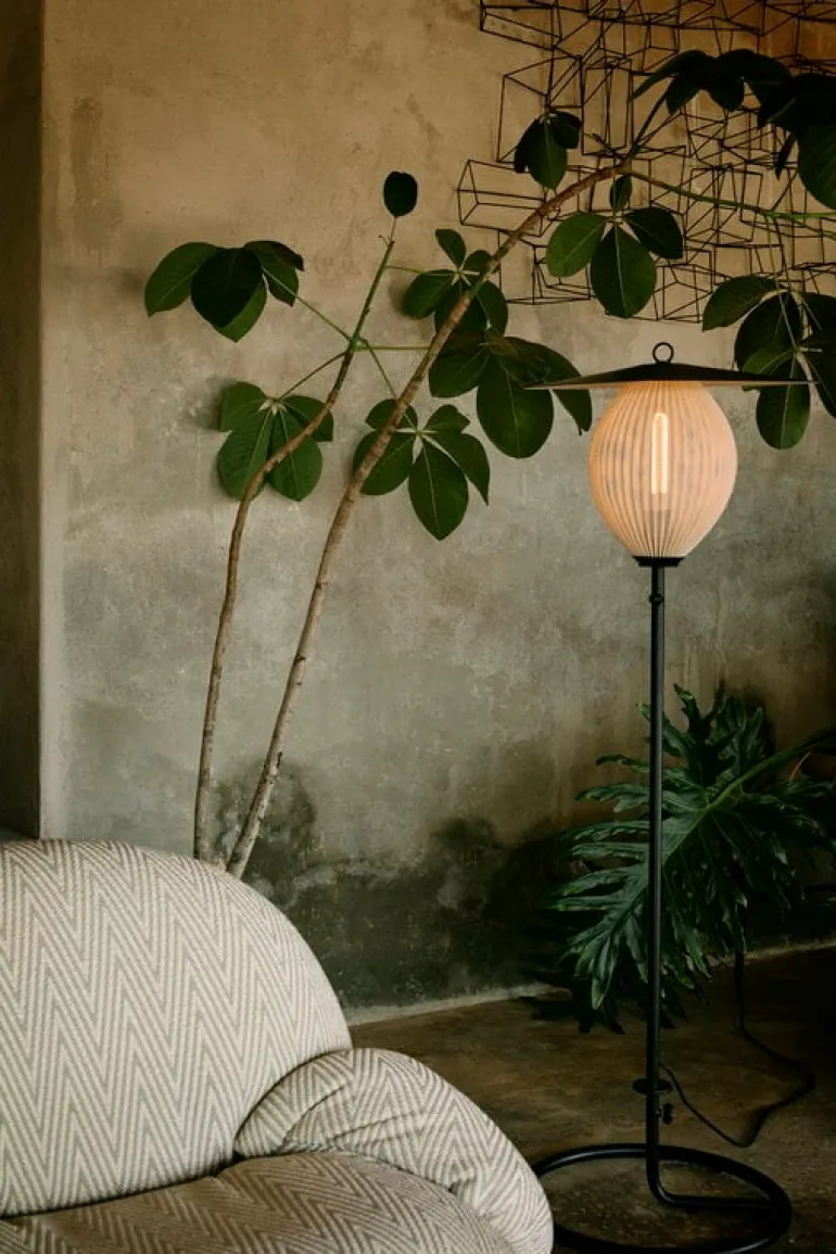 GUBI Satellite Outdoor floor lamp, black - cream white