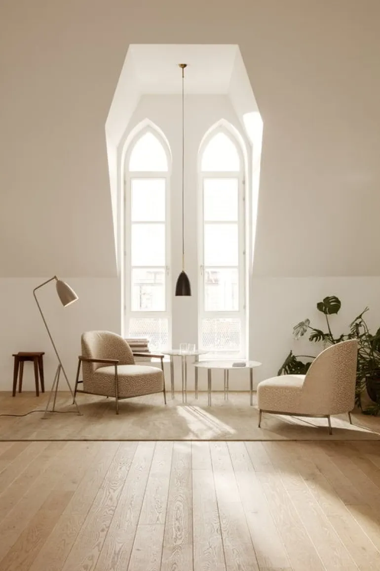 GUBI Sejour lounge chair with armrests, Artemidor001-walnut-antique b