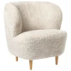 GUBI Stay lounge chair, small, Moonlight sheepskin - oak