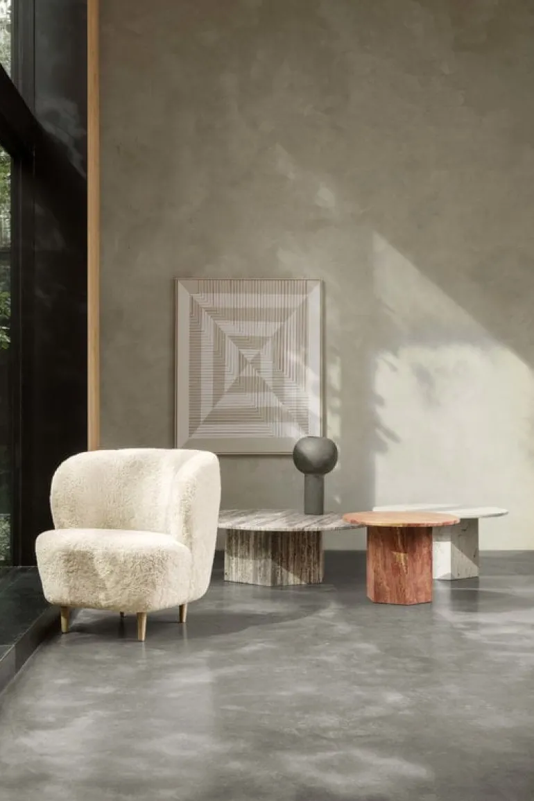 GUBI Stay lounge chair, small, Moonlight sheepskin - walnut