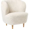 GUBI Stay lounge chair, small, Offwhite Curly sheepskin - oak