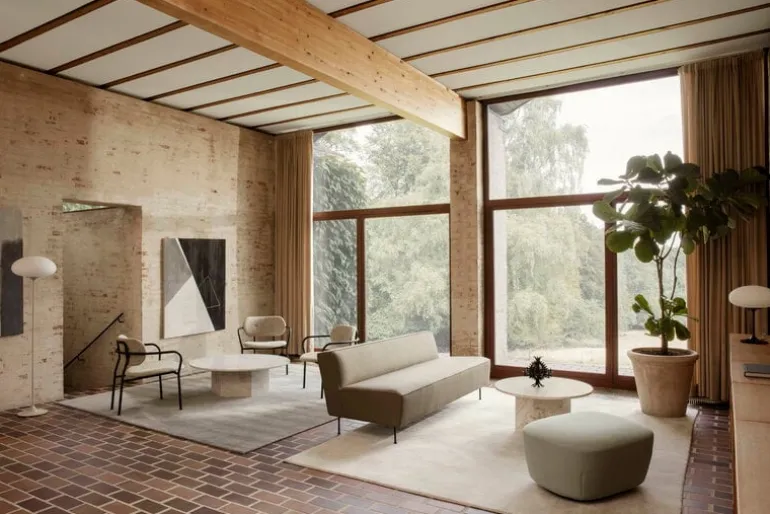 GUBI Stemlite table lamp, 42 cm, dimmable, black red