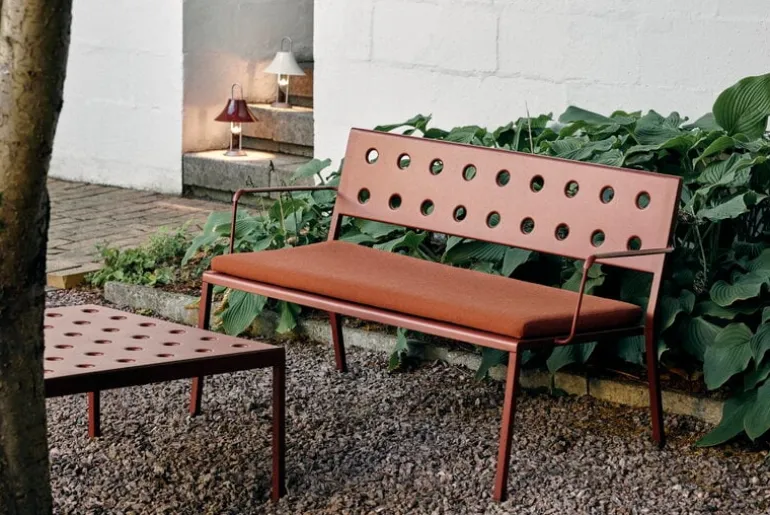 HAY Balcony Lounge bench w. armrest, 121,5 x 69 cm, iron red