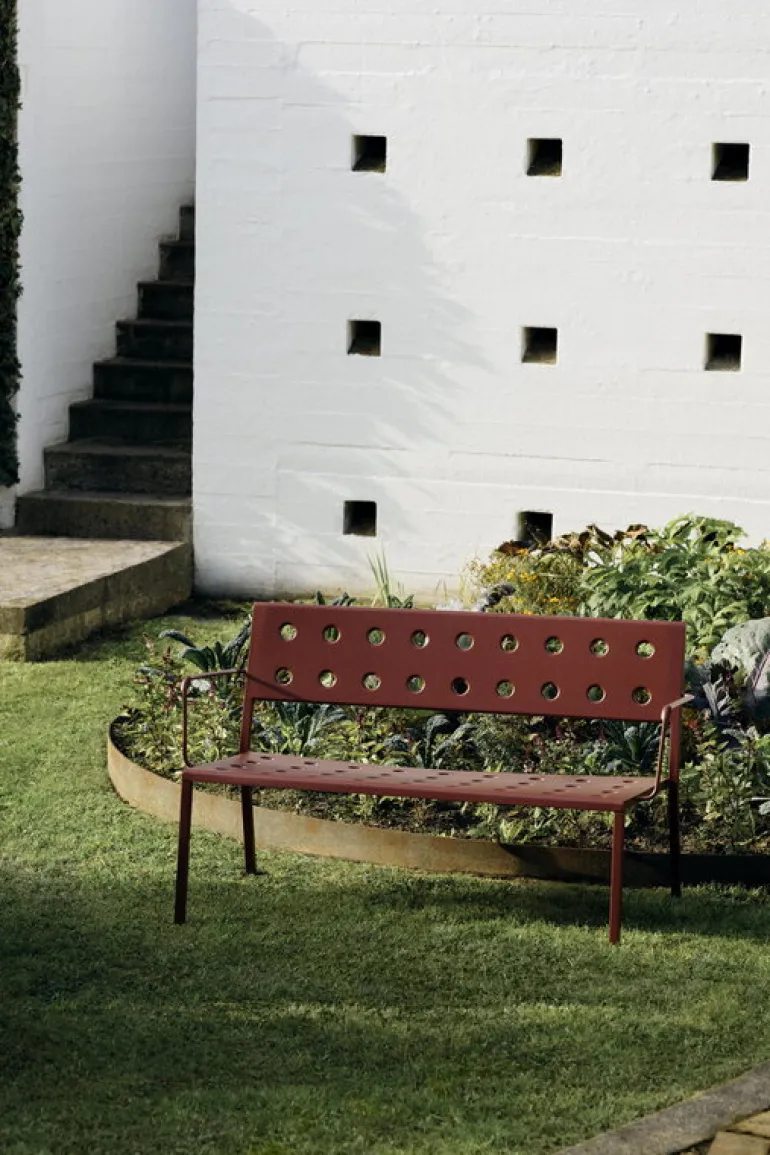 HAY Balcony Lounge bench w. armrest, 121,5 x 69 cm, iron red
