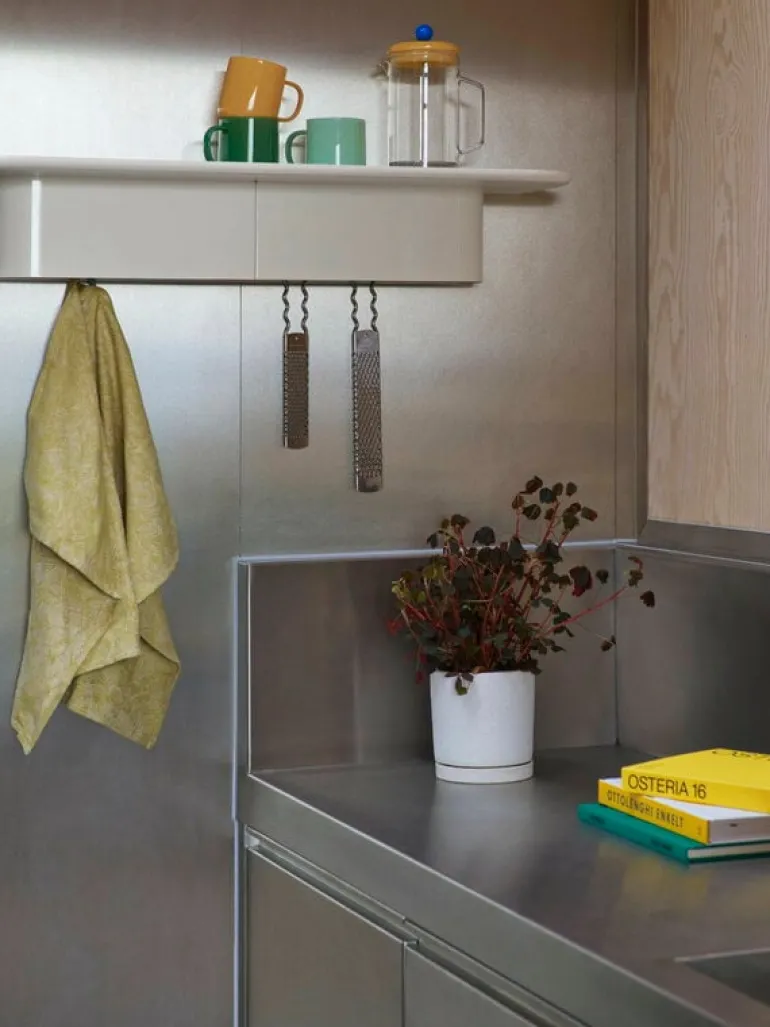 HAY Korpus shelf L, 7 hooks, cream