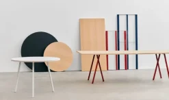 HAY Loop Stand round table, 105 cm, deep blue - lacquered oak