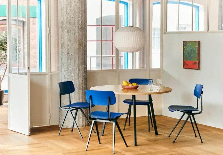 HAY Loop Stand round table, 120 cm, deep blue - lacquered oak