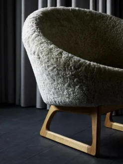 Klassik Studio Tub lounge chair, Moonlight sheepskin - oiled oak