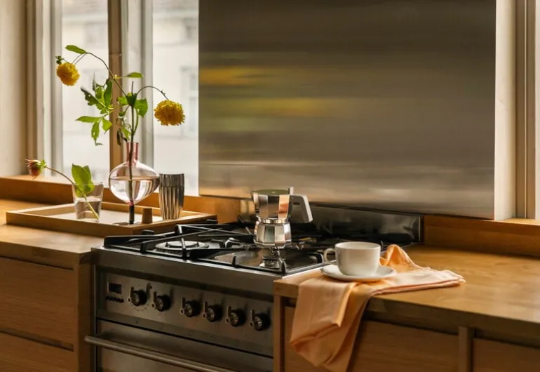 Kosta Boda Bod bottle, 230 mm, burgundy - cork