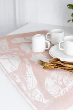 Lapuan Kankurit Kissanpäivät hand towel, white - cinnamon