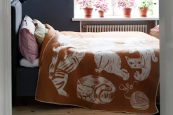 Lapuan Kankurit Kissanpäivät blanket, cognac - white