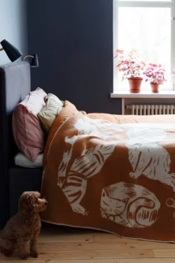 Lapuan Kankurit Kissanpäivät blanket, cognac - white